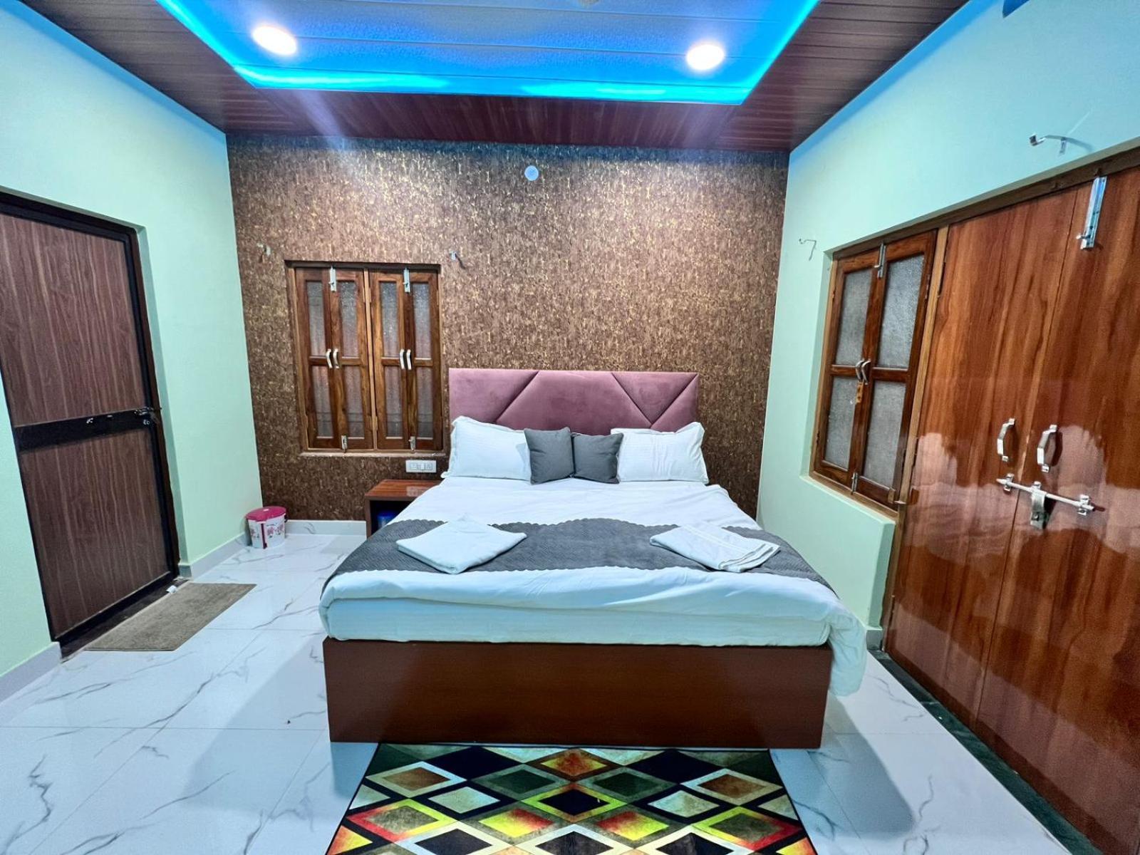 Gulab Residency Hotel Варанаси Екстериор снимка
