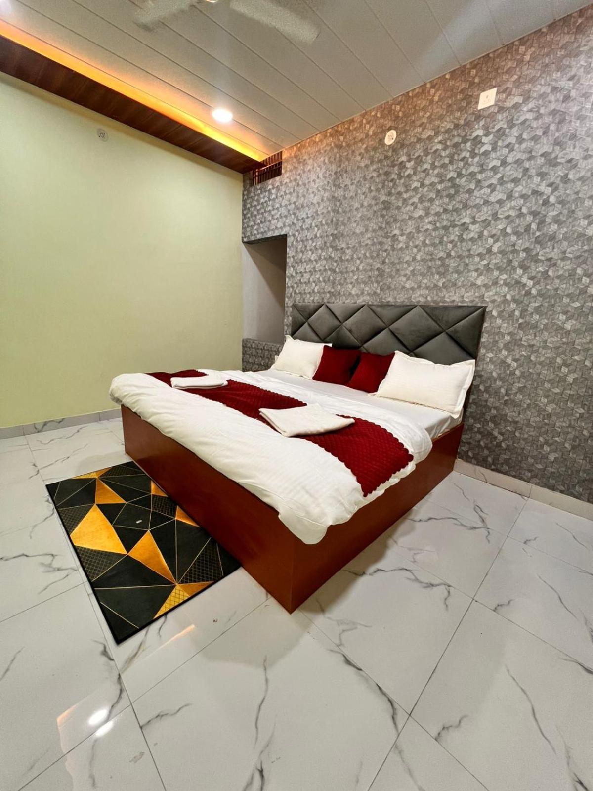 Gulab Residency Hotel Варанаси Екстериор снимка