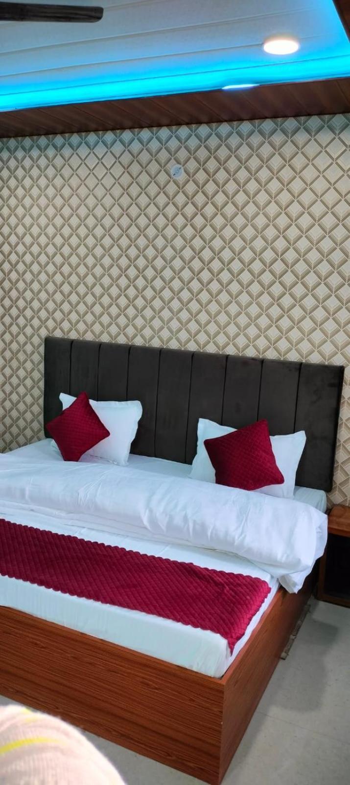 Gulab Residency Hotel Варанаси Екстериор снимка